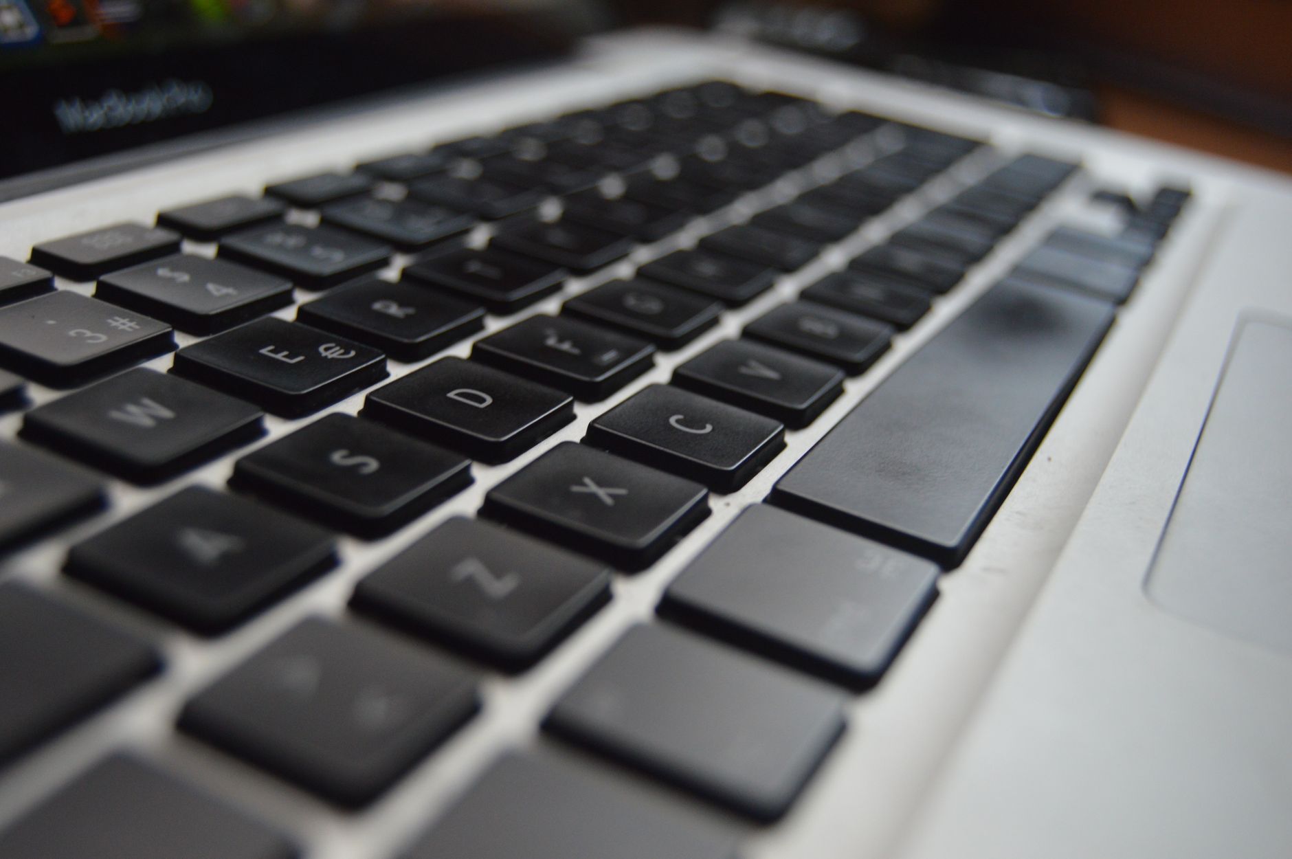 Apple Preps Touchscreen MacBook and OLED iPad Mini for Late October