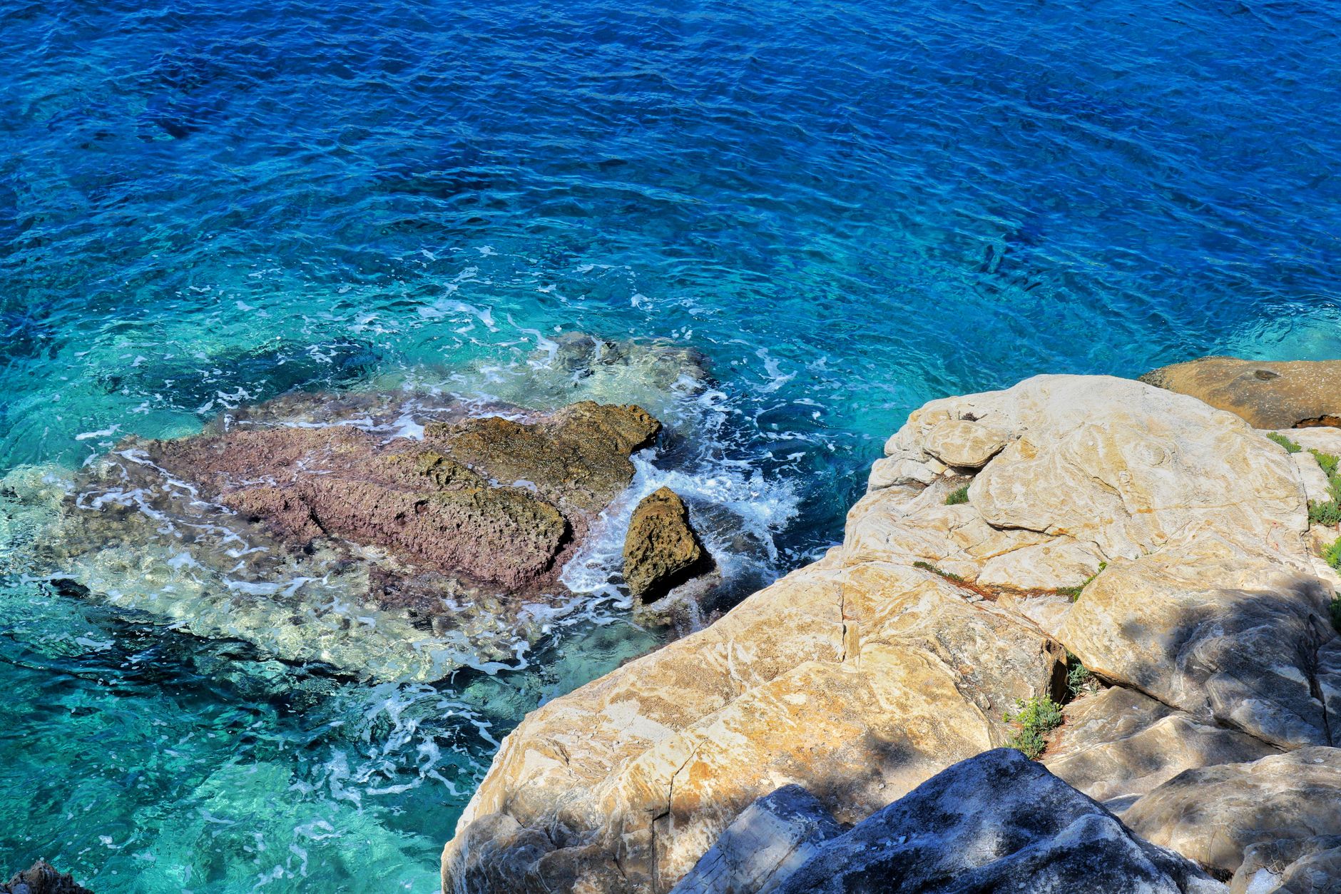 Deep-Sea Mining Rocks Found to Spontaneously Catch Fire in Lab Tests