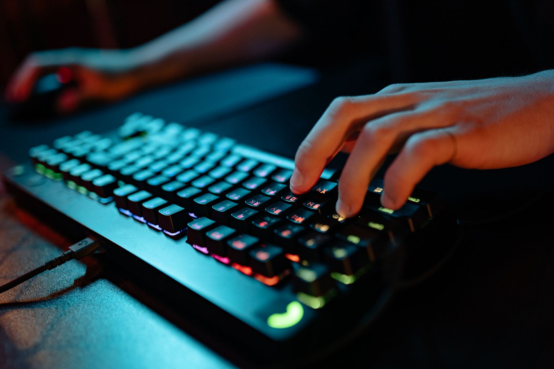 Vantex Introduces Split Mechanical Keyboard with Built-In Touchpad